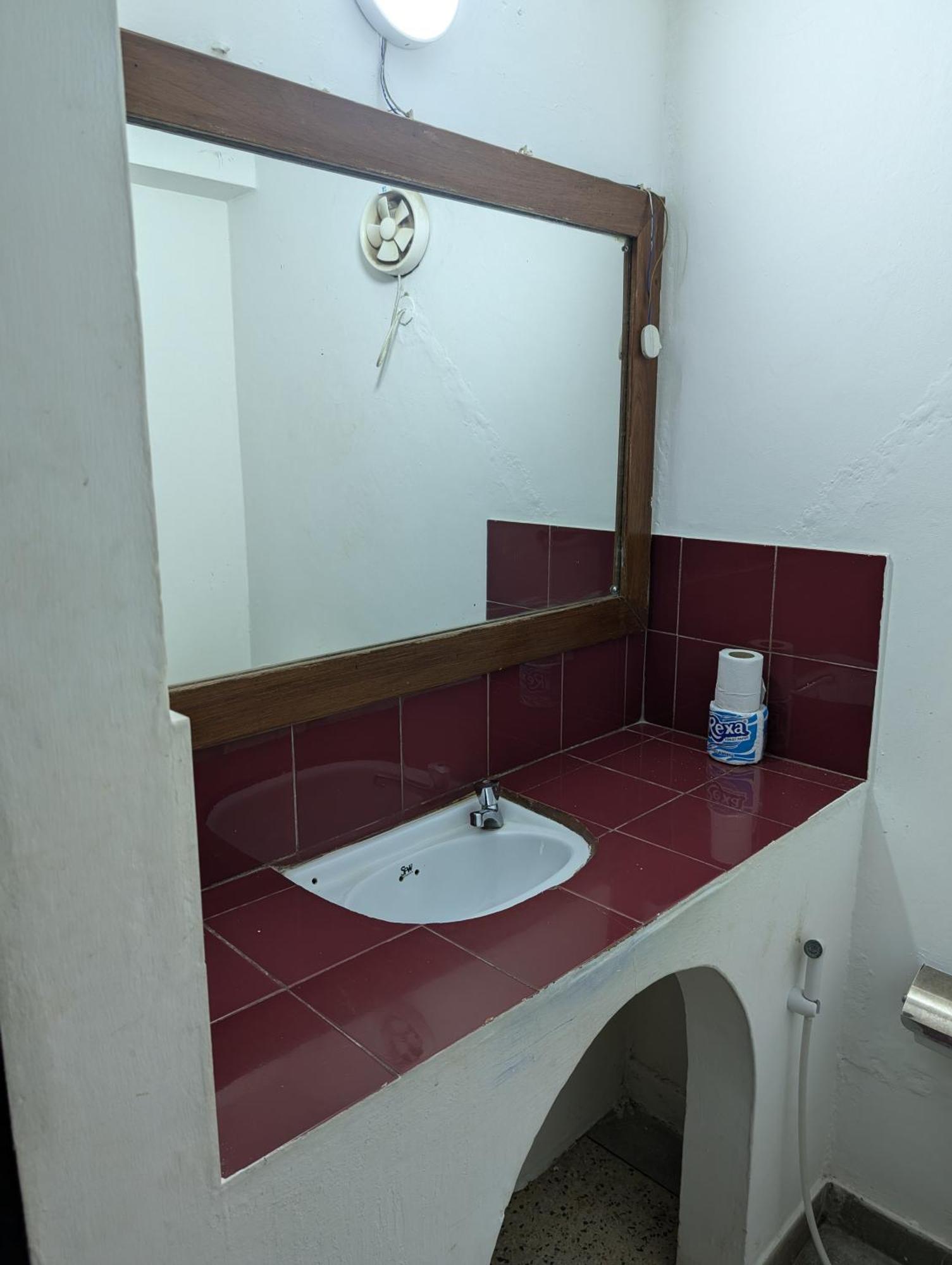 Q-Bar & Guesthouse Дар-эс-Саламе Экстерьер фото