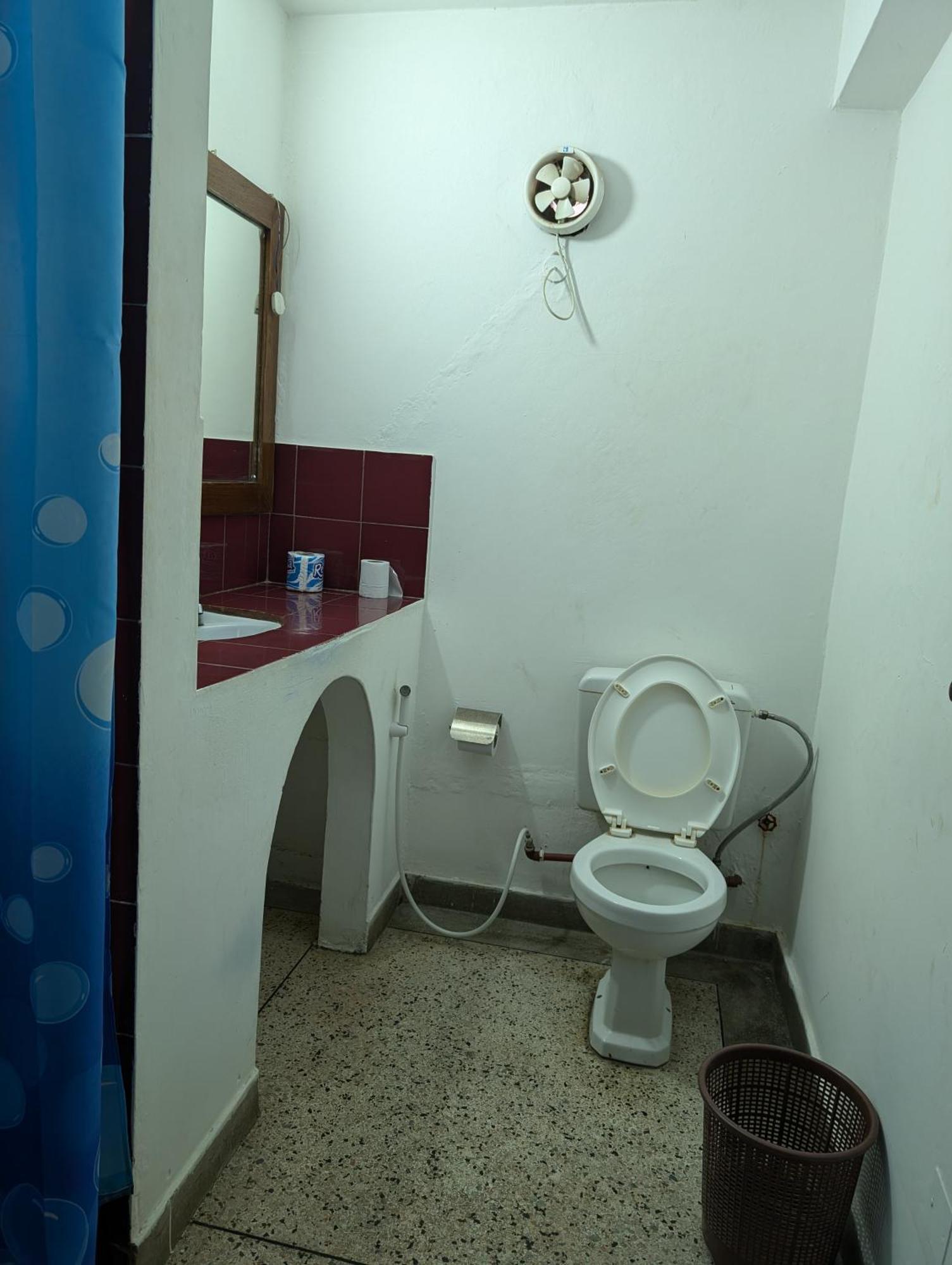 Q-Bar & Guesthouse Дар-эс-Саламе Экстерьер фото