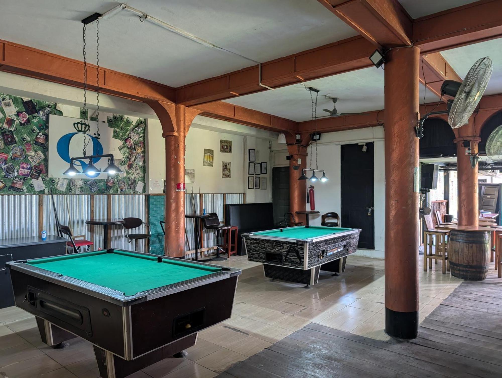 Q-Bar & Guesthouse Дар-эс-Саламе Экстерьер фото