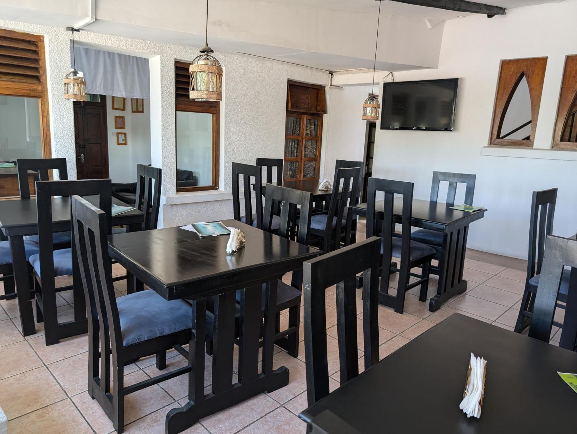 Q-Bar & Guesthouse Дар-эс-Саламе Экстерьер фото