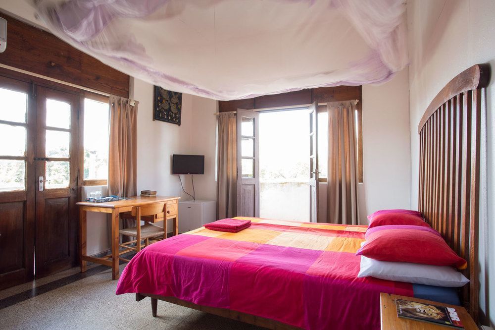 Q-Bar & Guesthouse Дар-эс-Саламе Экстерьер фото