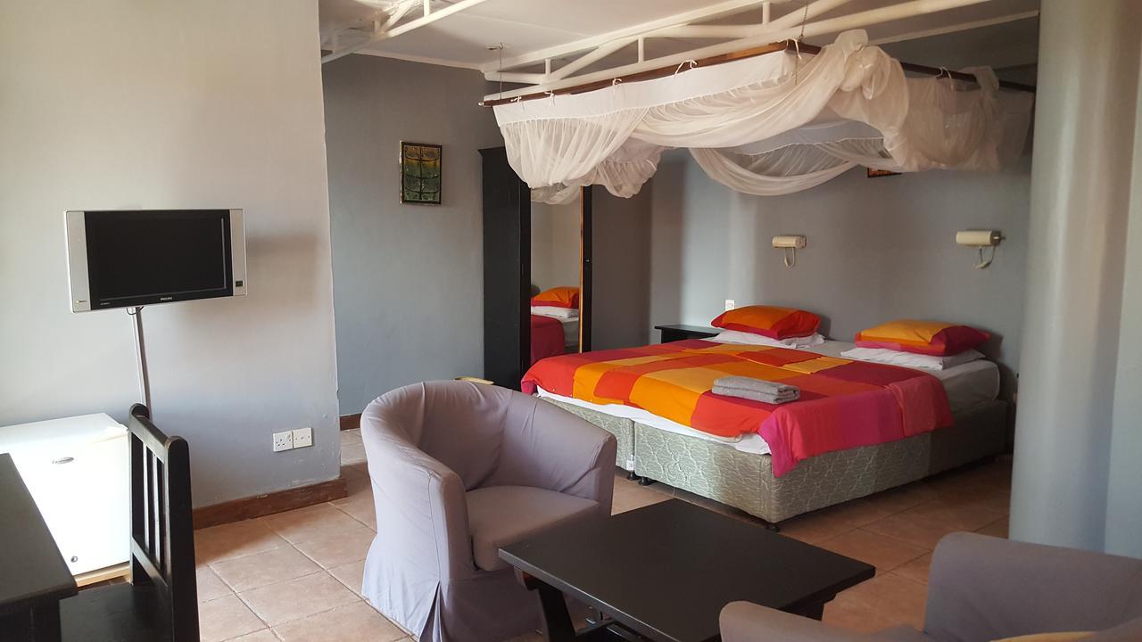 Q-Bar & Guesthouse Дар-эс-Саламе Экстерьер фото