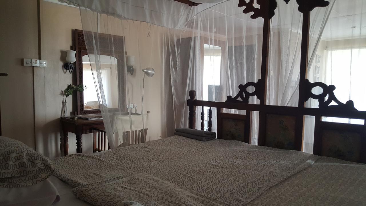 Q-Bar & Guesthouse Дар-эс-Саламе Экстерьер фото