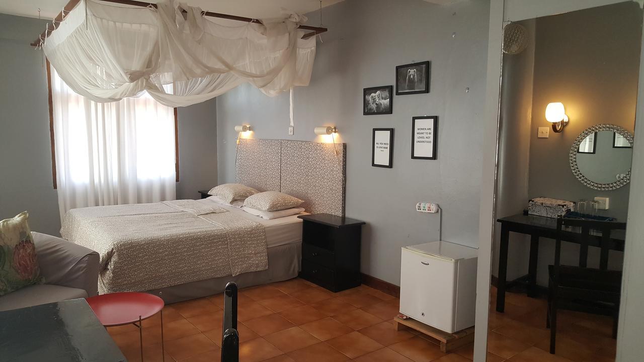 Q-Bar & Guesthouse Дар-эс-Саламе Экстерьер фото